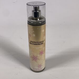 Bath and Body Works SNOWFLAKES & CASHMERE Fine Fragrance Mist Spray 8 FL OZ